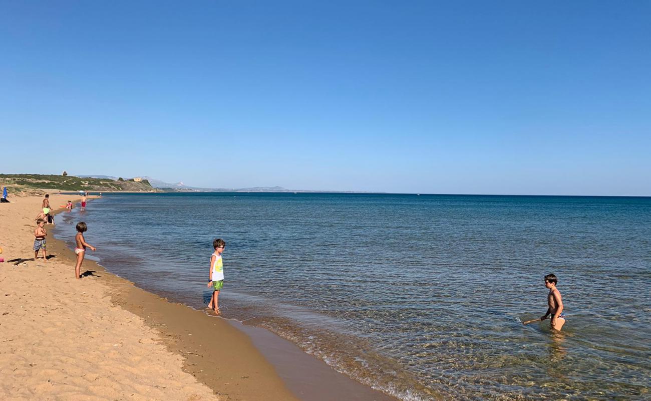 Foto de Triscina beach con arena brillante superficie