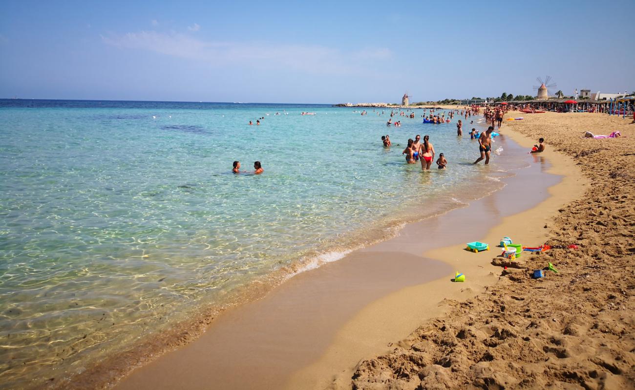 Foto de Spiaggia San Giuliano Trapani con arena brillante superficie