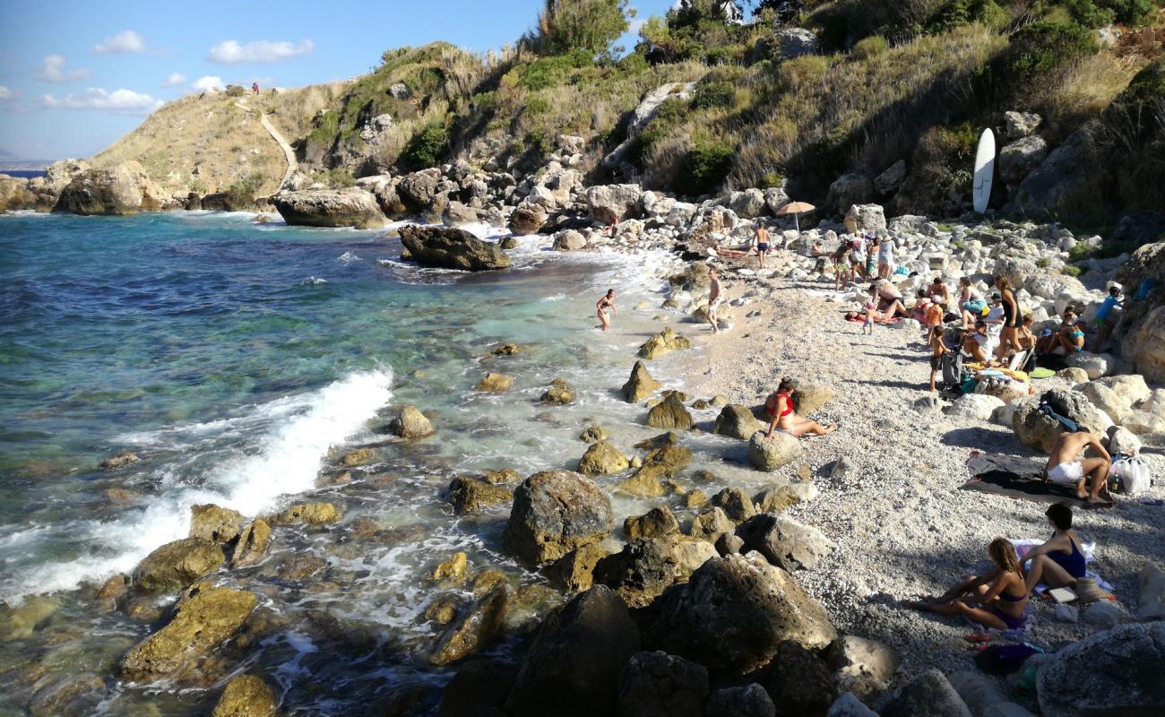 Foto de Scopello beach con guijarro ligero superficie