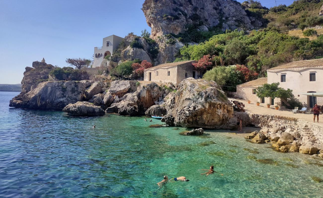 Foto de Spiaggia Tonnara Di Scopello con piedra superficie