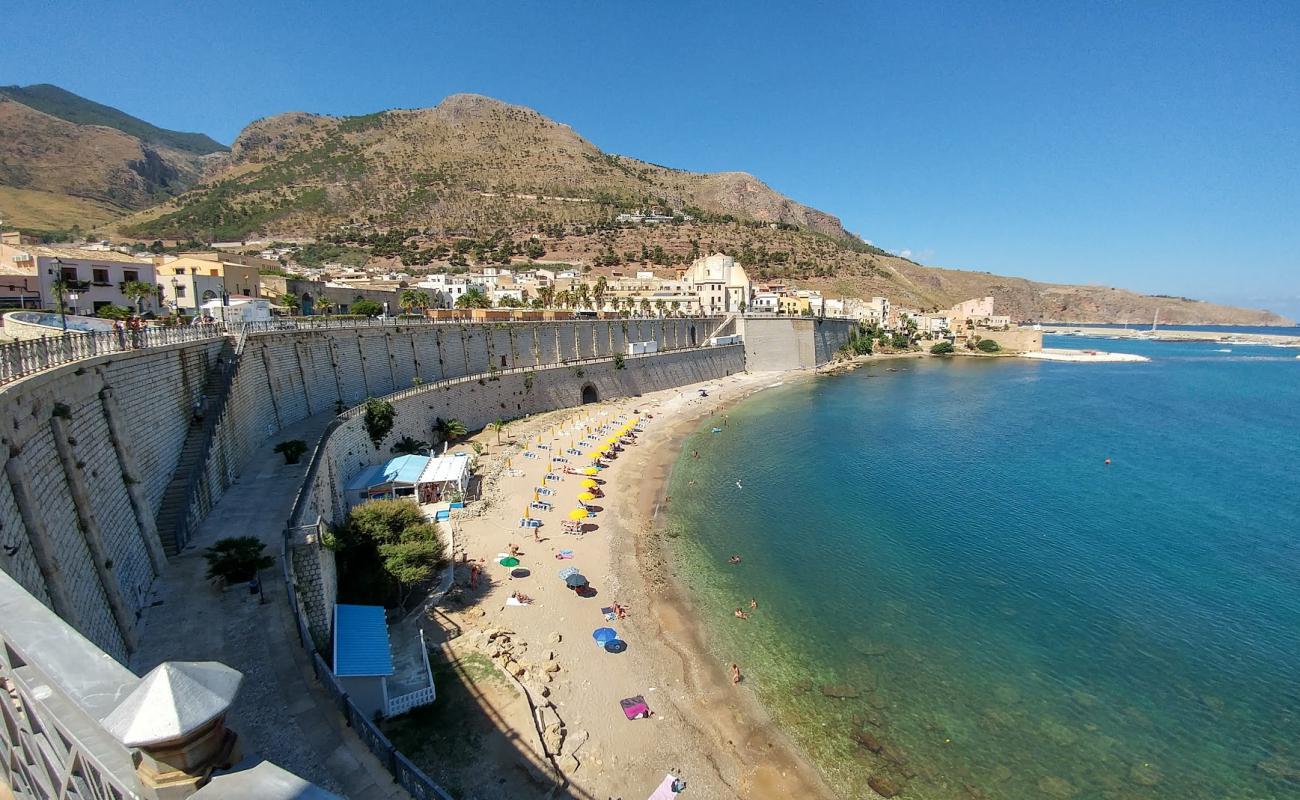 Foto de Cala Petrolo con arena fina y guijarros superficie