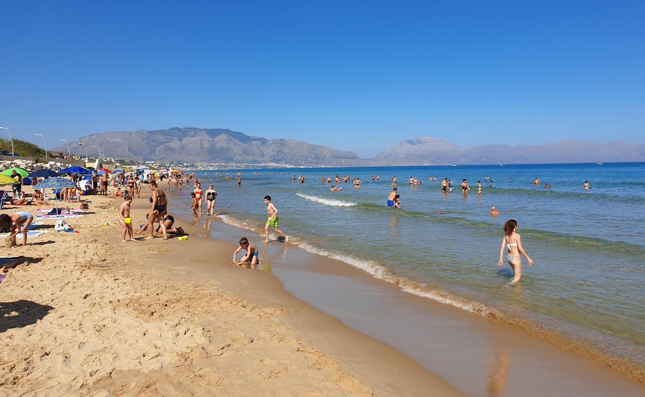 Foto de Spiaggia Di Balestrate con arena brillante superficie