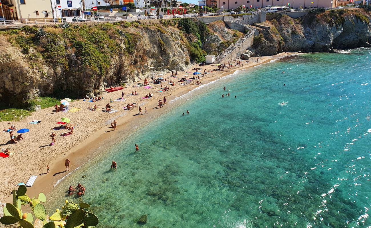 Foto de La Praiola beach con arena brillante superficie