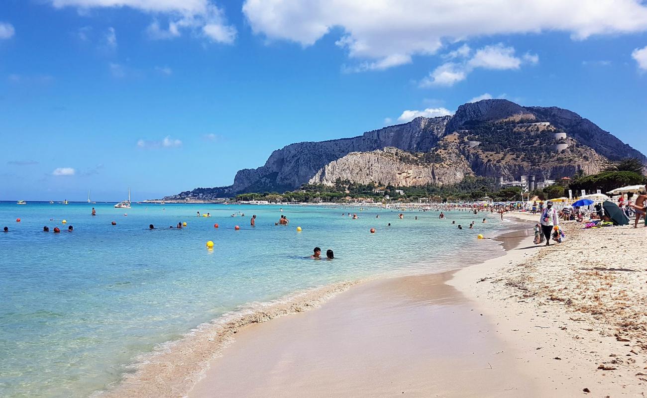 Foto de Playa de Mondello con arena brillante superficie