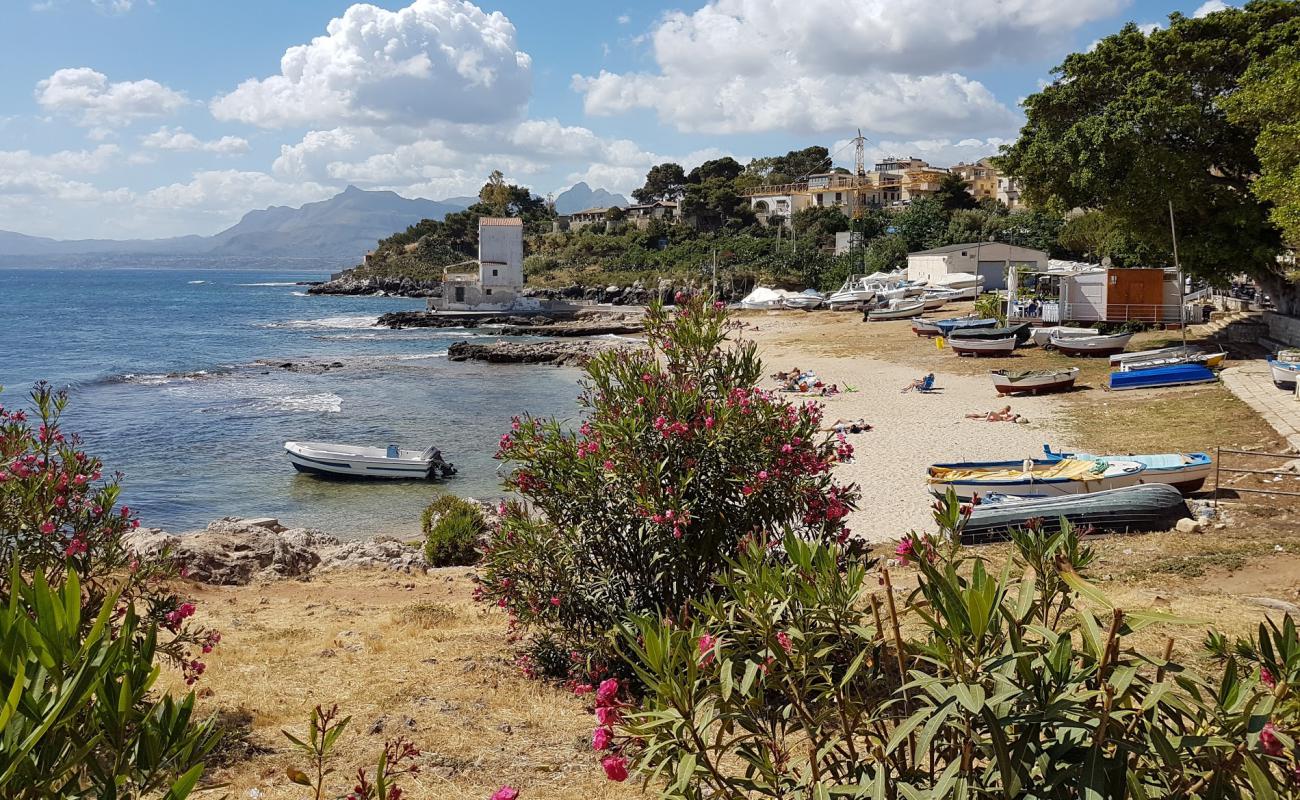 Foto de Punta Sant'Elia con guijarro fino claro superficie