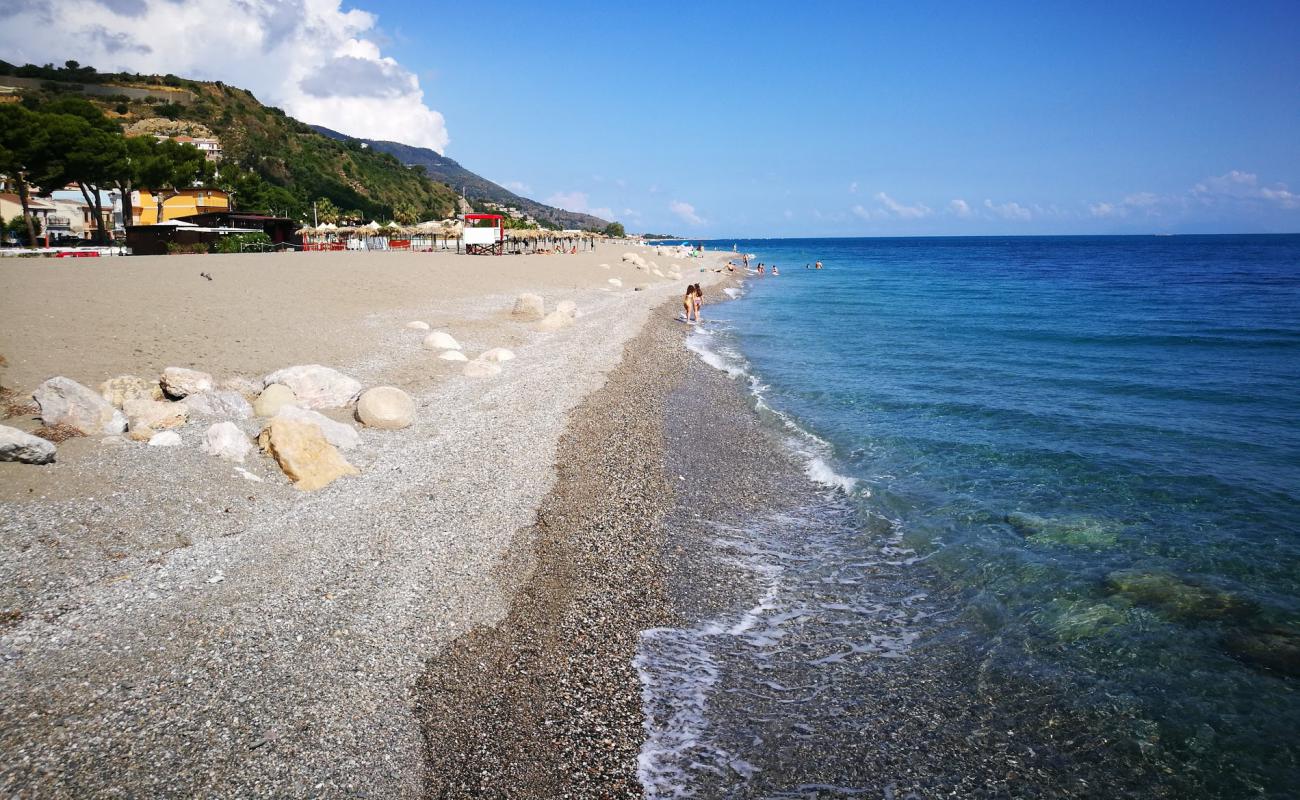 Foto de Marina Di Patti con guijarro fino claro superficie