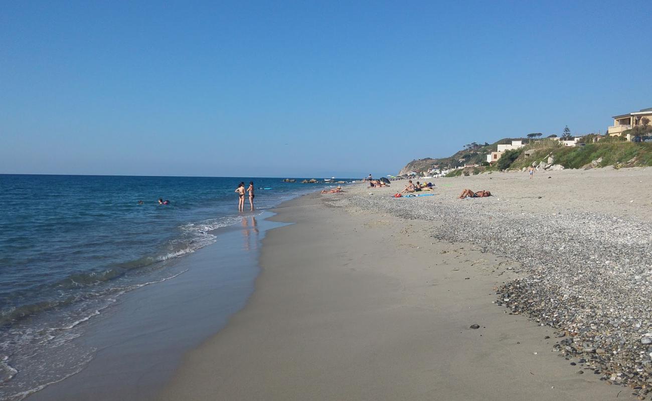 Foto de San Saba beach con arena brillante superficie