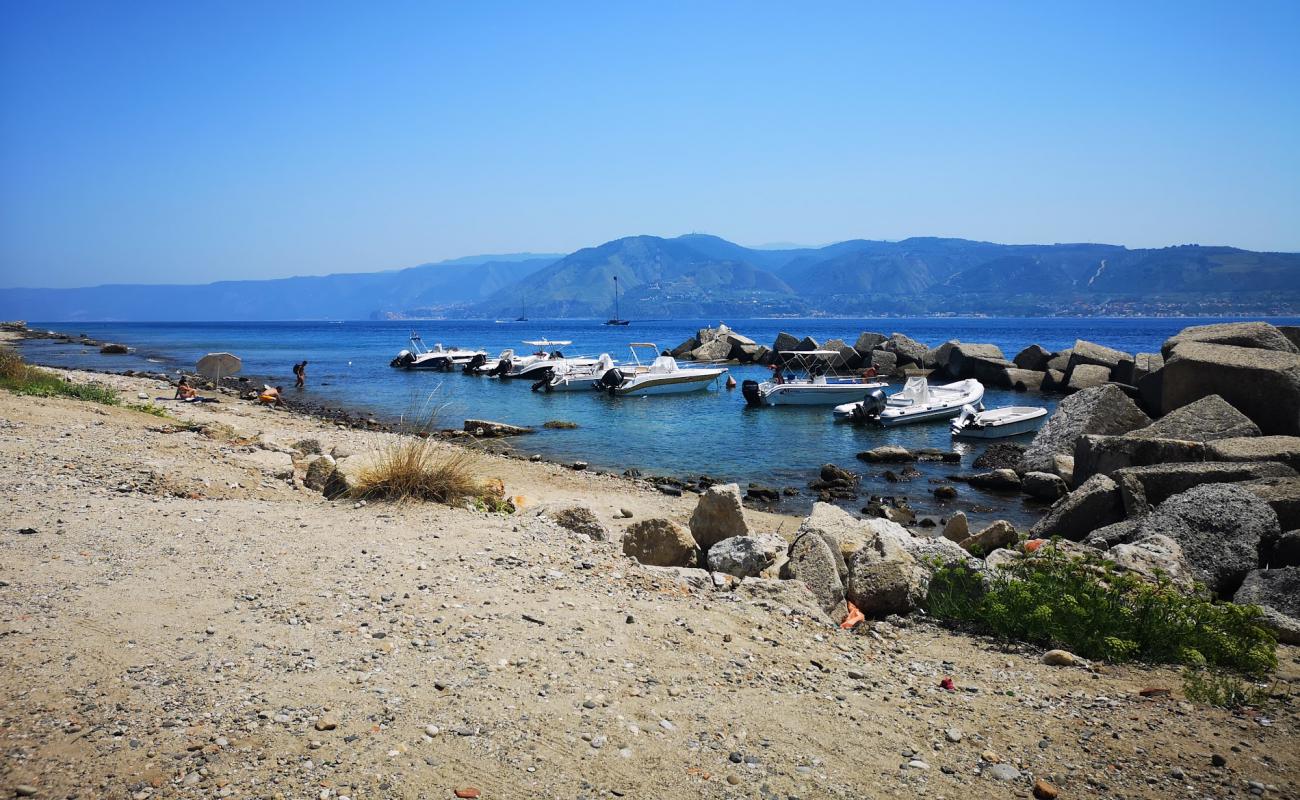 Foto de Torre Faro Messina con arena gris y piedras superficie