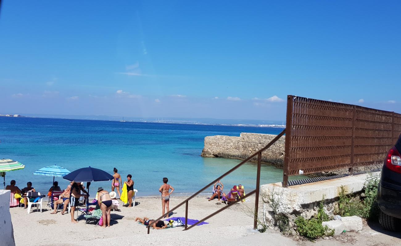 Foto de San Vito beach con arena/piedras marrón superficie