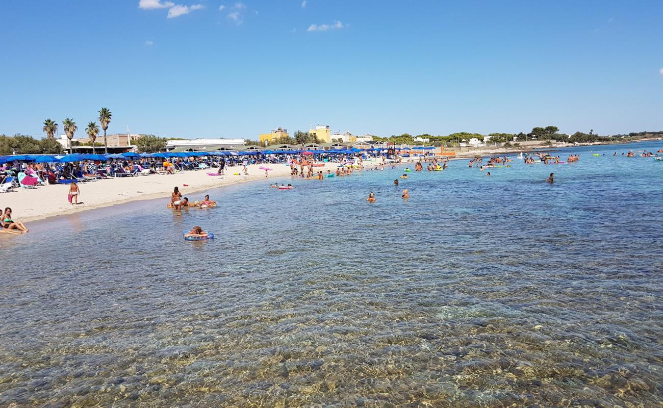 Foto de Spiaggia Ufficiali con arena/piedras marrón superficie