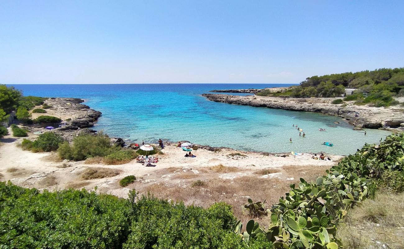 Foto de Spiaggia di Baia Capparone con arena fina oscura superficie