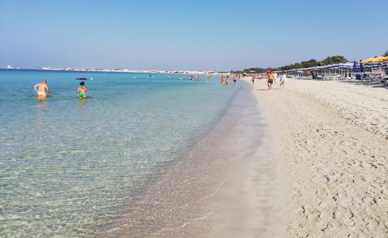 Foto de Spiaggia di Torre Lapillo con brillante arena fina superficie