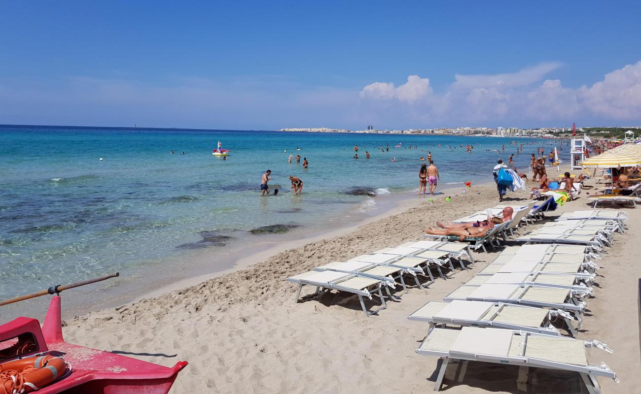 Foto de Spiaggia di Baia Verde con arena brillante superficie