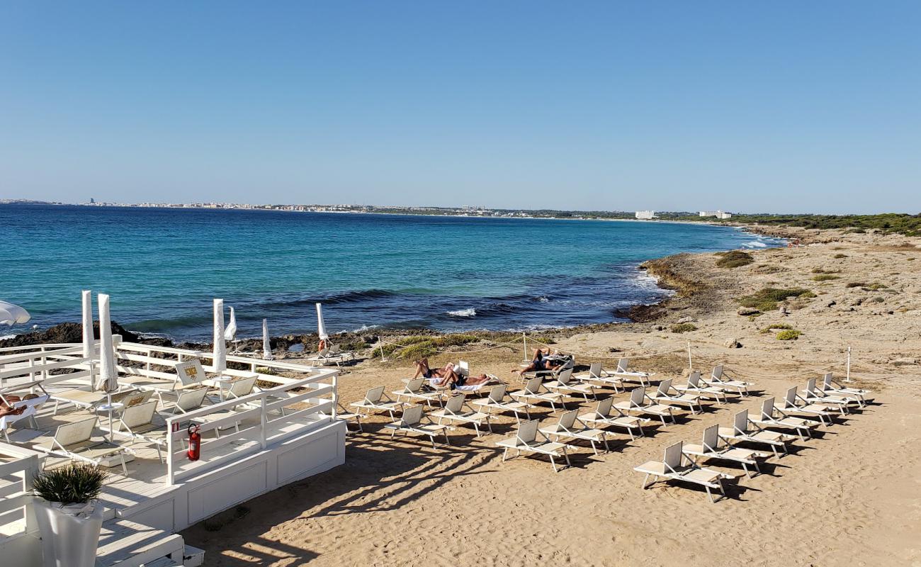 Foto de Spiaggia di Punta della Suina con hormigón superficie