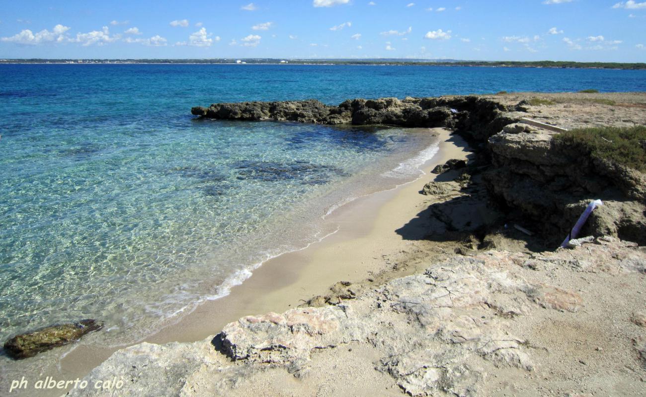 Foto de Punta Pizzo beach con arena brillante superficie