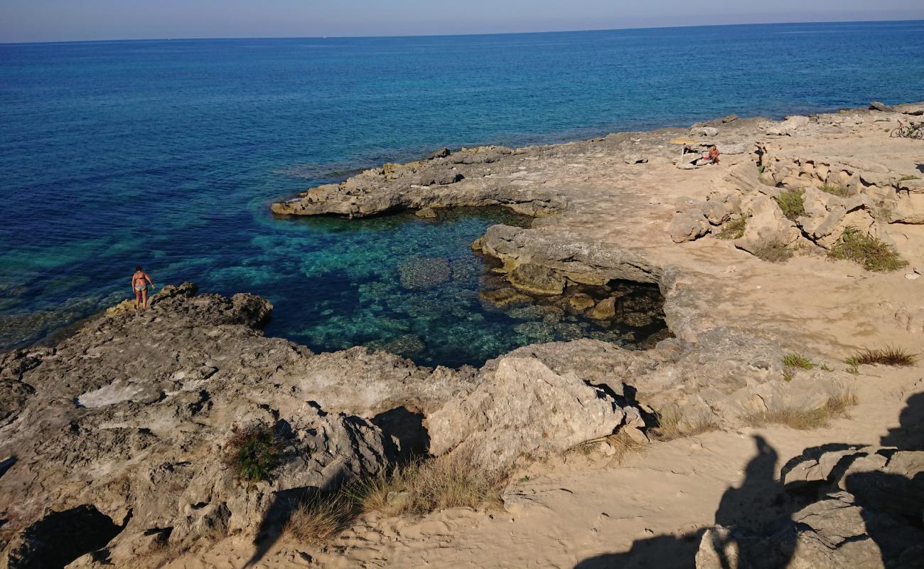 Foto de Spiaggia di Posto Li Sorci con piedra superficie