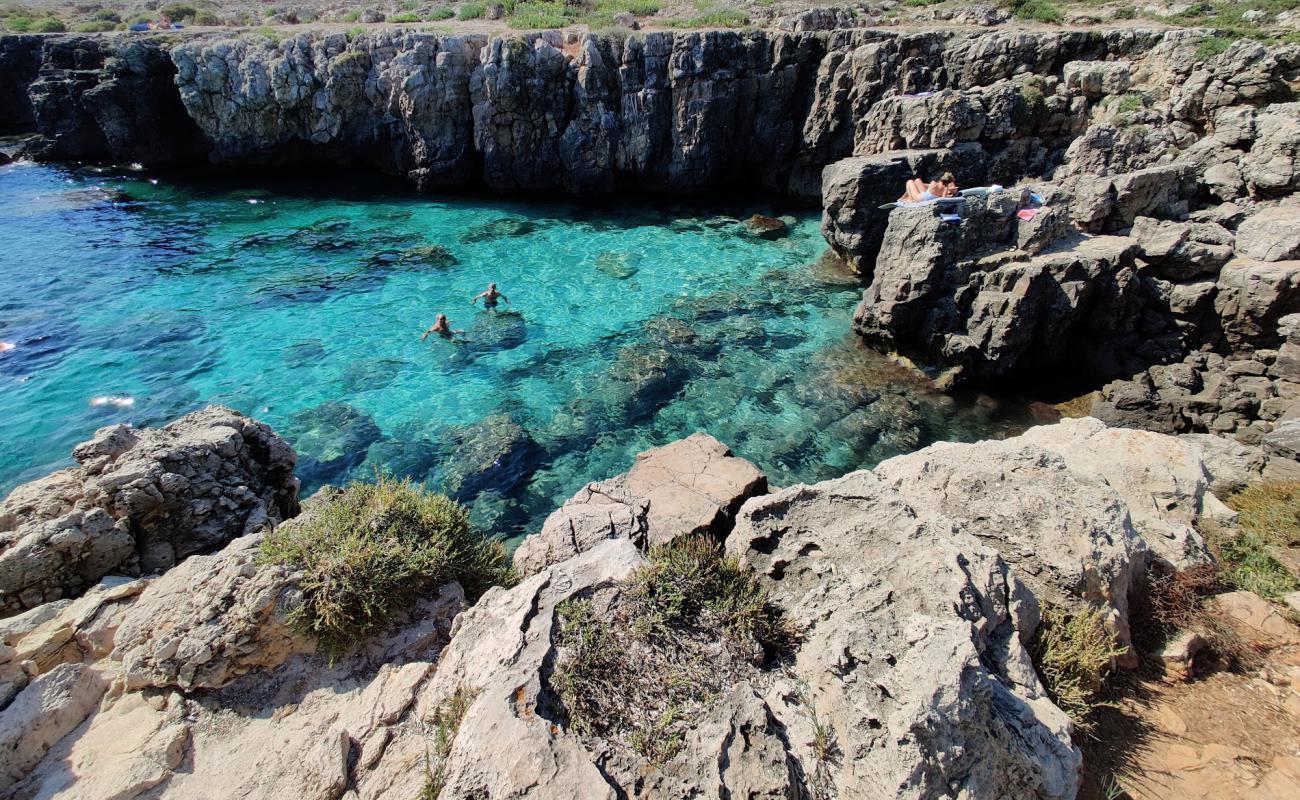 Foto de Baia dei Diavoli con hormigón superficie