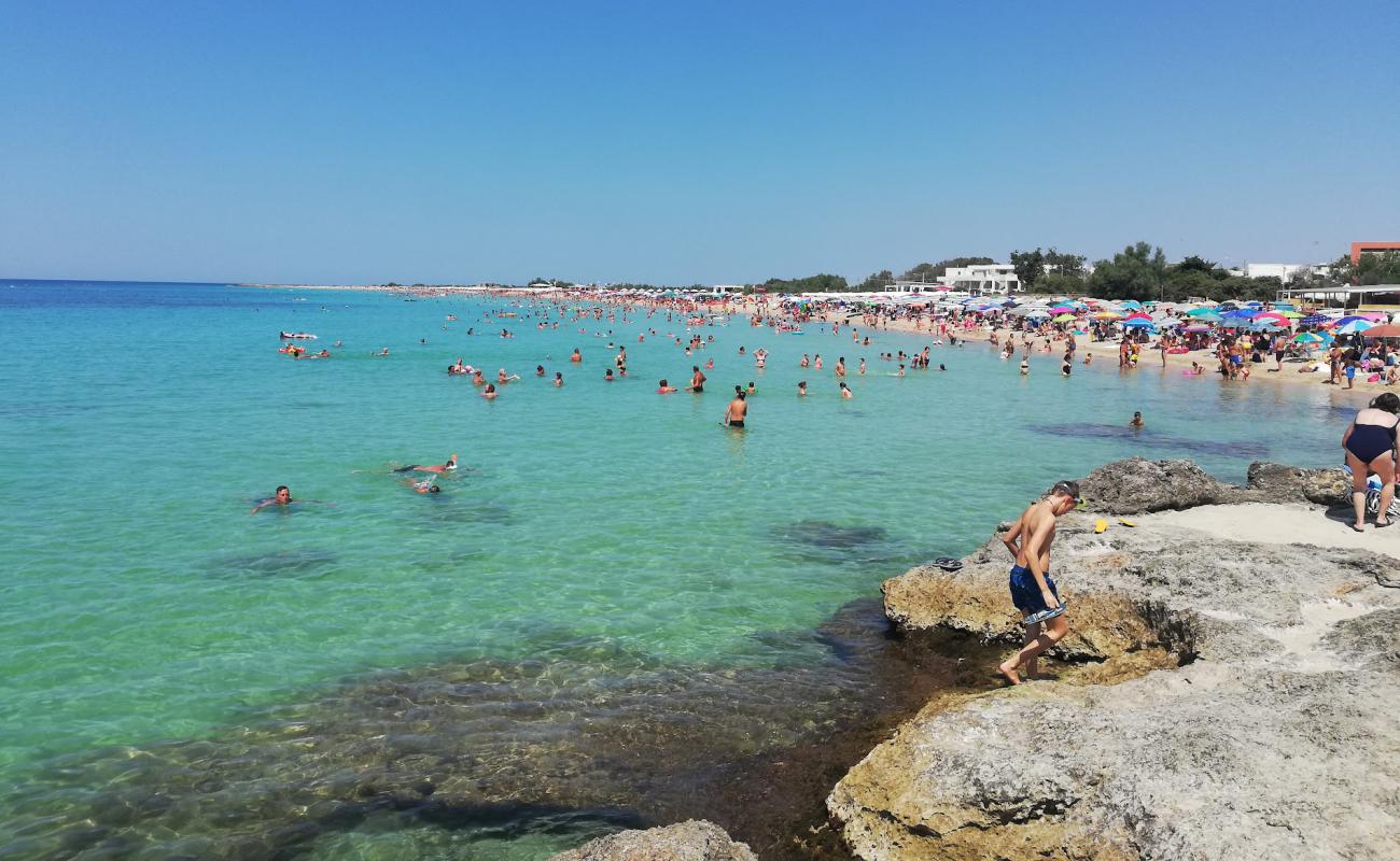 Foto de Lido Marini beach con brillante arena fina superficie