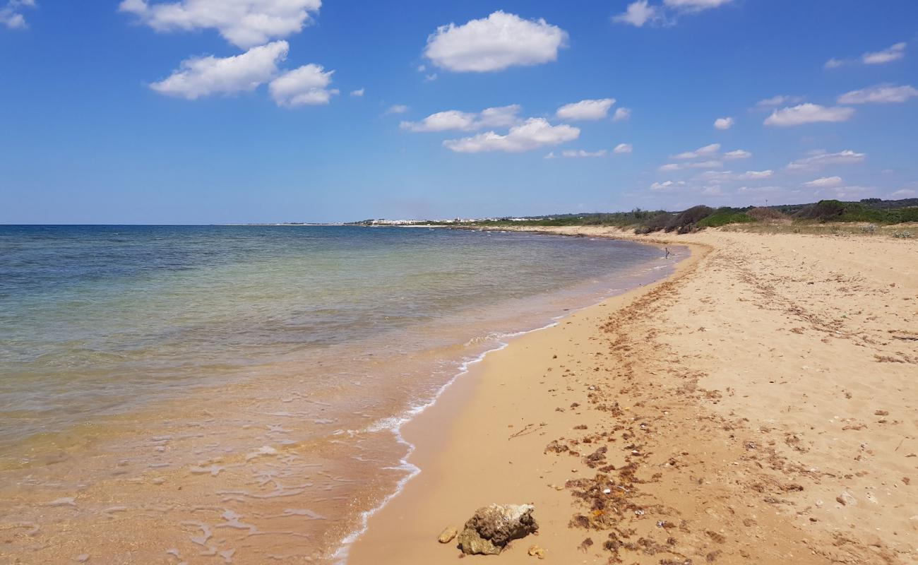 Foto de Spiaggia dell'Isola della Fanciulla con arena brillante superficie