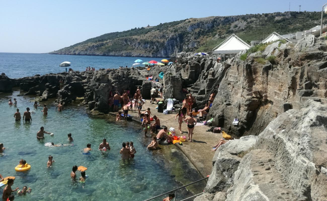 Foto de Spiaggia e Piscina Naturale di Marina Serra con piedra superficie