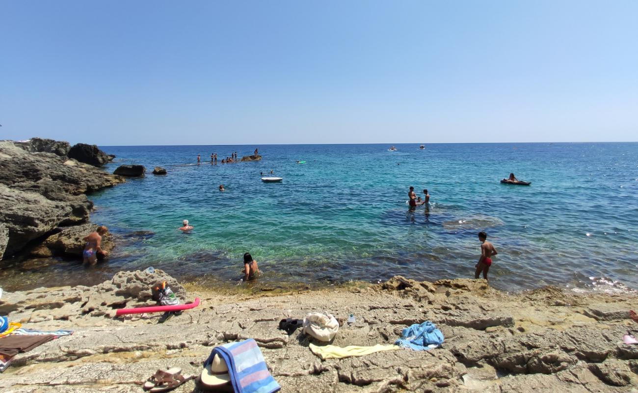 Foto de Spiaggia di Chianca Liscia con piedra superficie