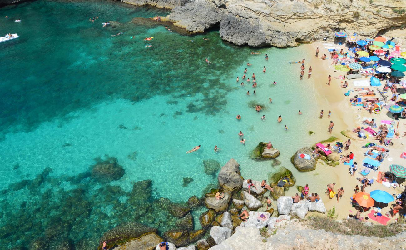 Foto de Spiaggia di Porto Miggiano con brillante arena fina superficie