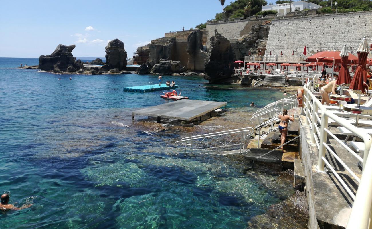 Foto de Bagno Marino Archi con hormigón superficie