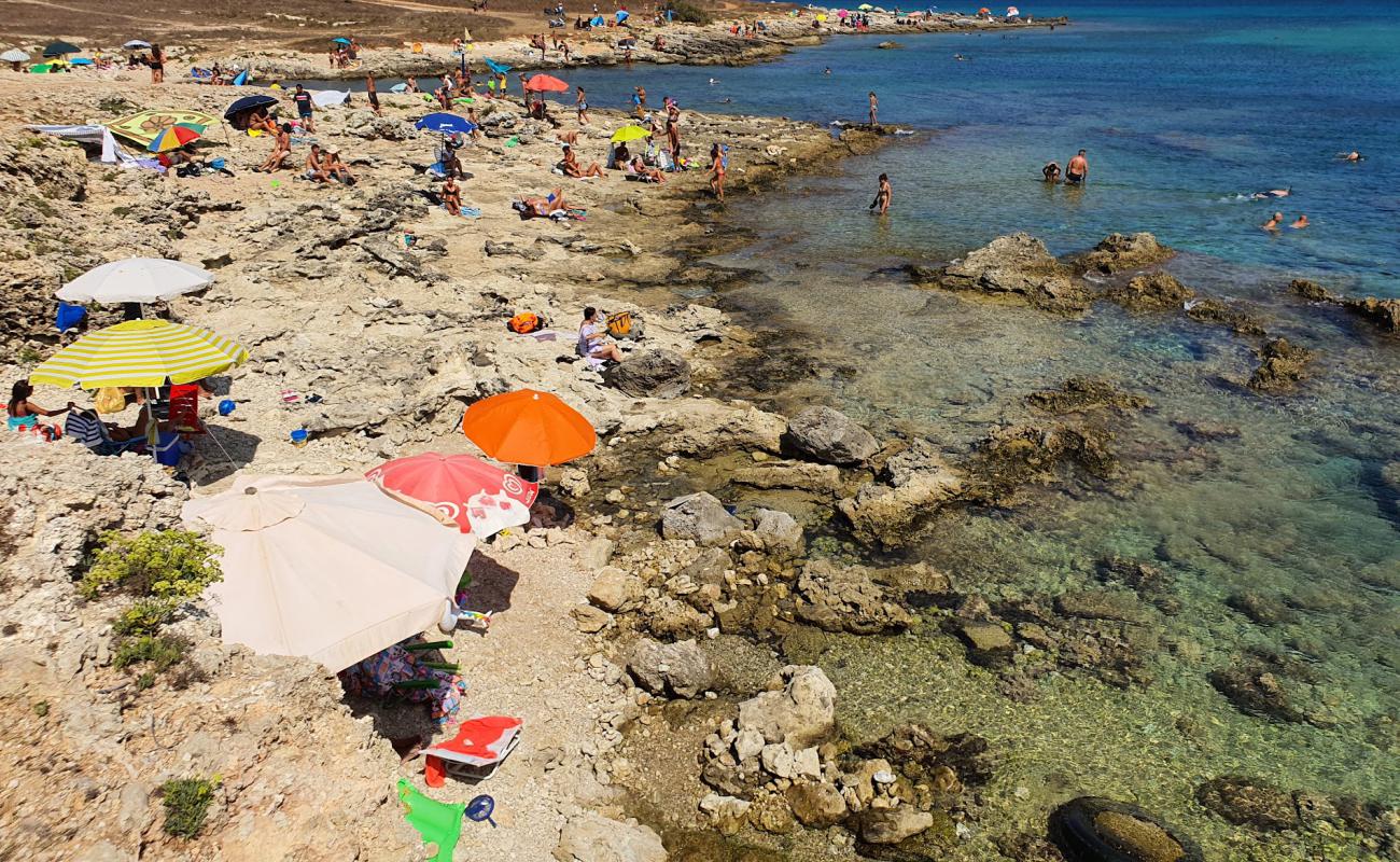 Foto de Spiaggia di Baia dell'Orte con piedra superficie