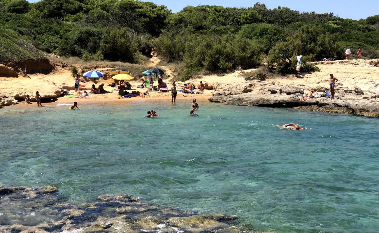 Foto de Caletta Toraiello con arena brillante superficie