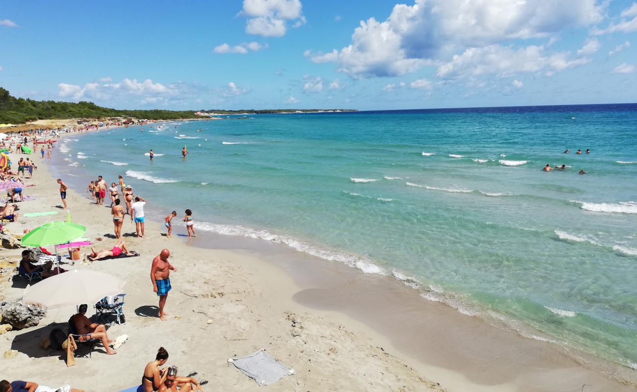 Foto de Spiaggia Baia dei Turchi con arena brillante superficie