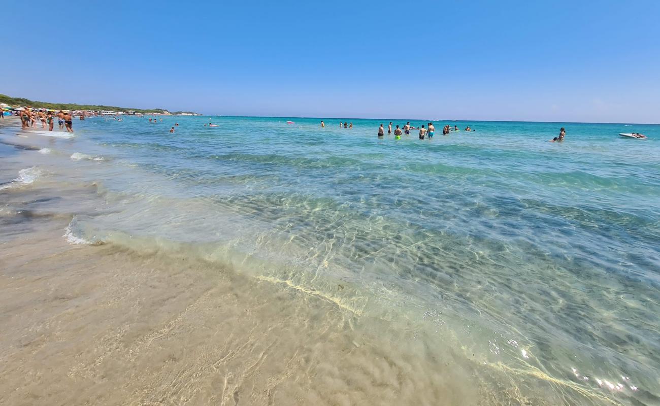 Foto de Spiaggia Laghi Alimini con brillante arena fina superficie