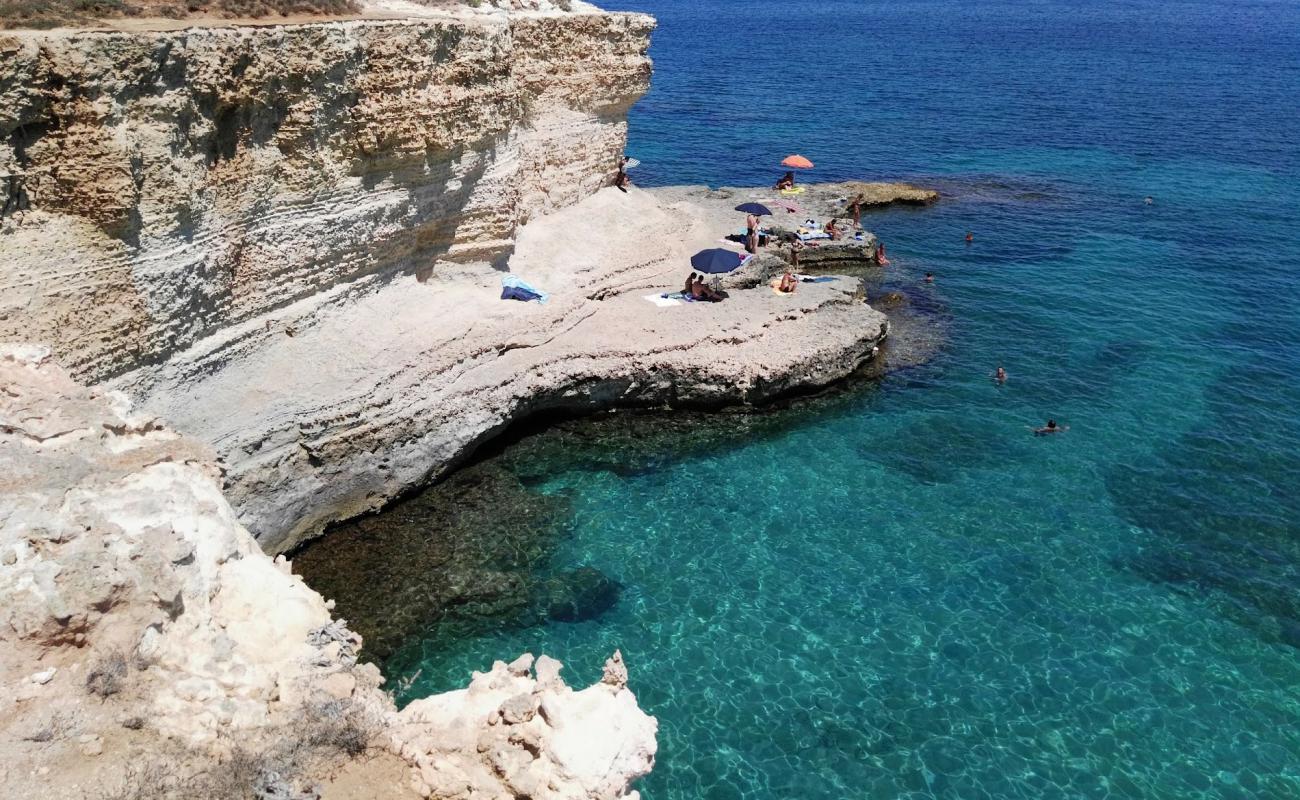 Foto de Spiaggia Torre Sant'Andrea con piedra superficie