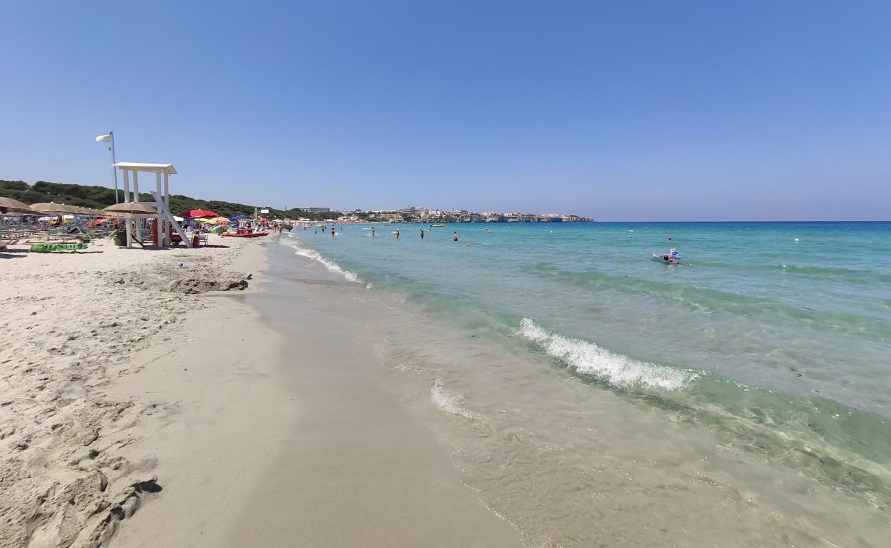 Foto de Spiaggia Torre dell'Orso con brillante arena fina superficie