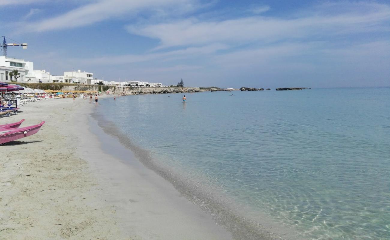 Foto de Lido L'Isola dei Briganti con arena brillante superficie