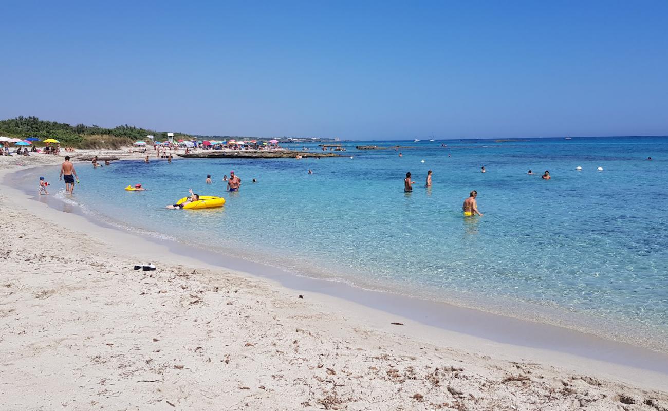 Foto de Mora Mora beach con brillante arena fina superficie