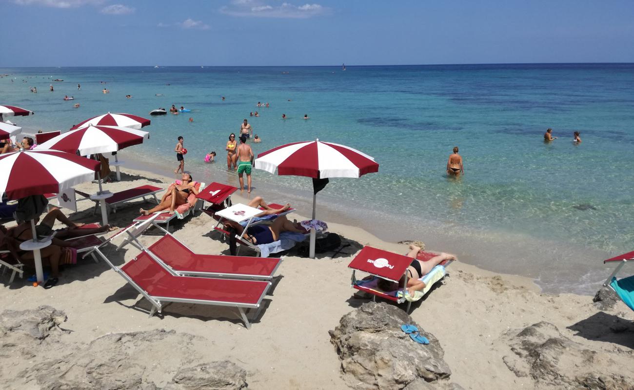 Foto de Spiaggia di Torre Specchia con arena brillante superficie