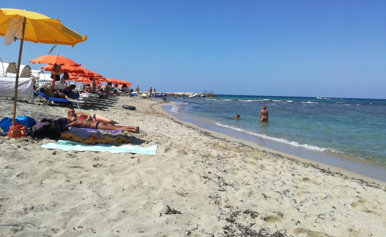 Foto de Spiaggia San Cataldo con arena brillante superficie