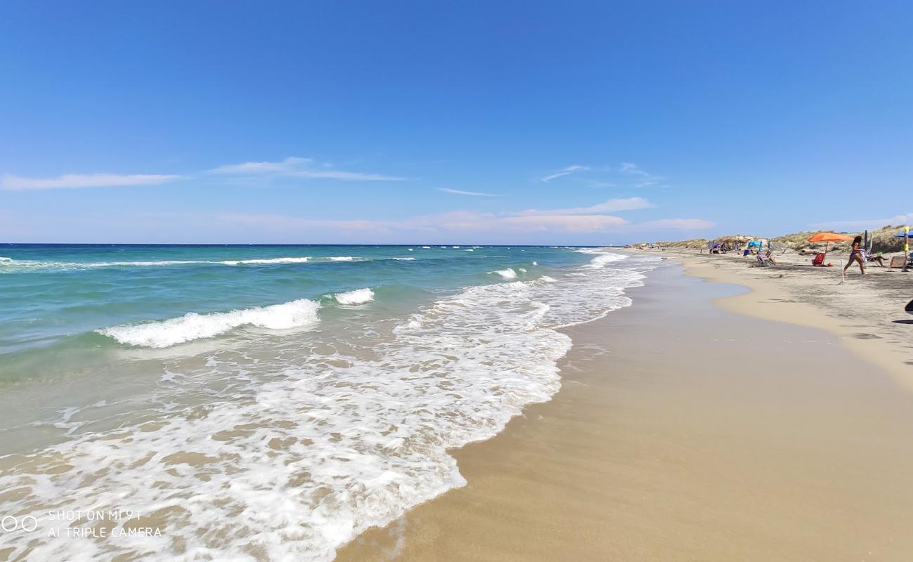 Foto de Spiaggia di Torre Rinalda con brillante arena fina superficie