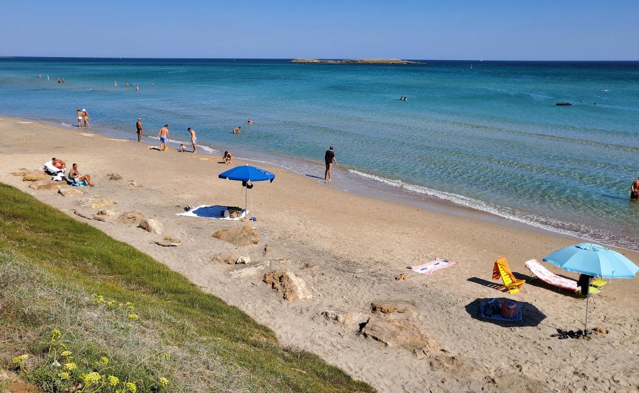 Foto de Posticeddu beach con brillante arena fina superficie