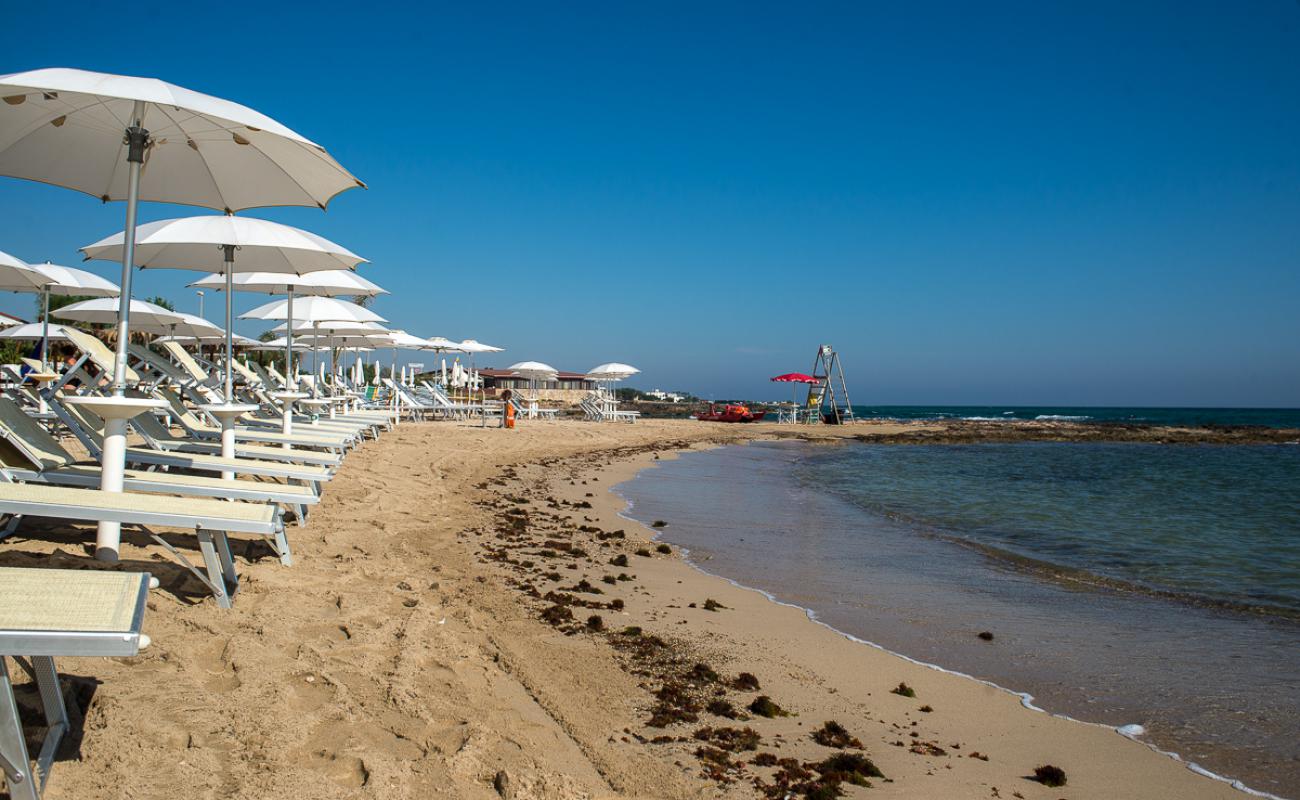 Foto de Lido Bianco beach con arena brillante superficie