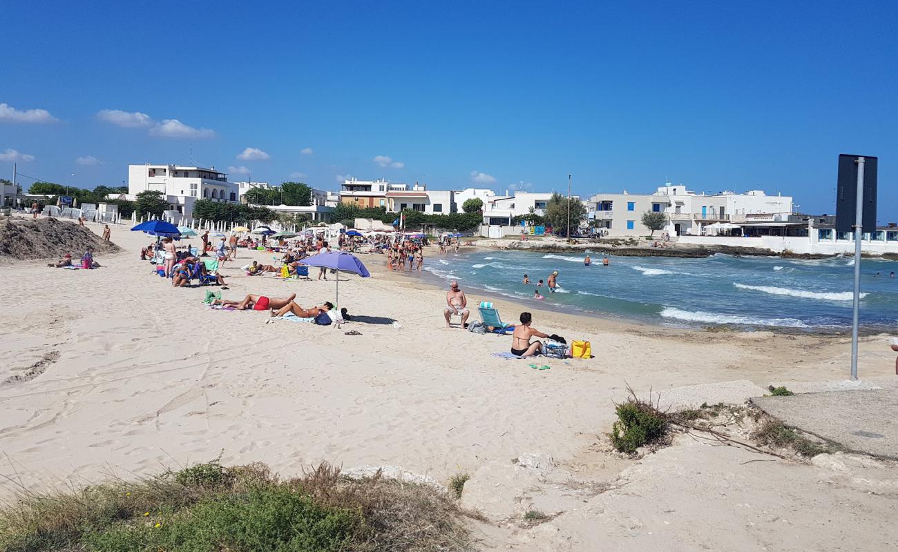 Foto de Baia di Camerini beach con arena brillante superficie