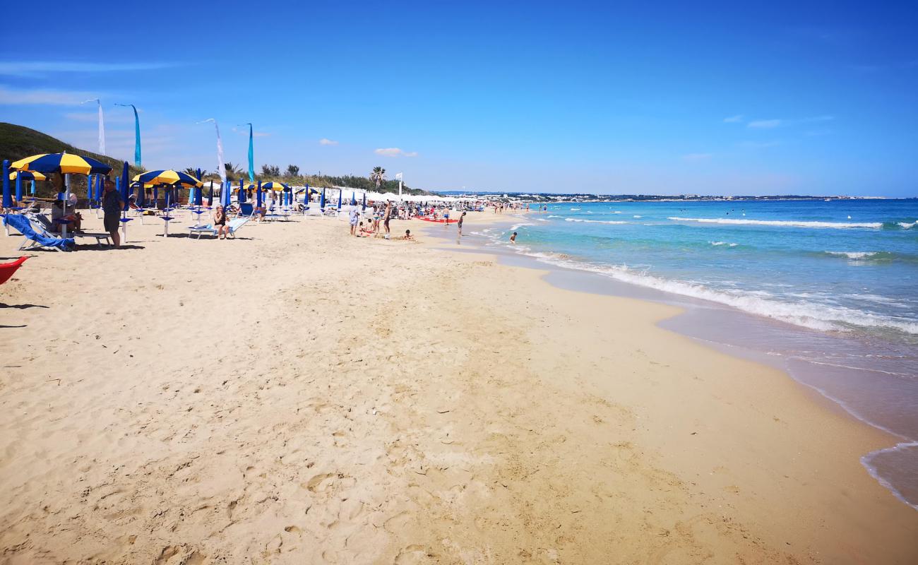 Foto de Sabbiadoro beach con arena brillante superficie