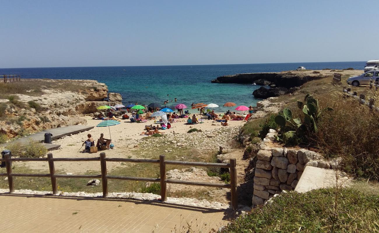 Foto de Cala Monaci beach con arena brillante superficie