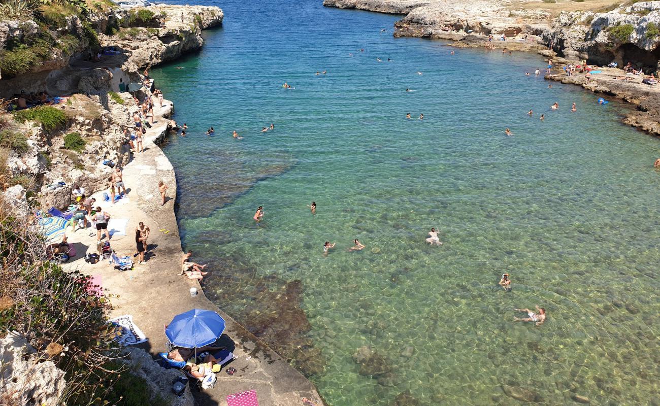 Foto de Cala Incine beach con arena brillante y rocas superficie