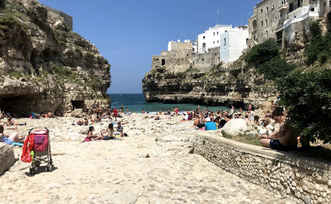 Foto de Lama Monachile beach con guijarro ligero superficie