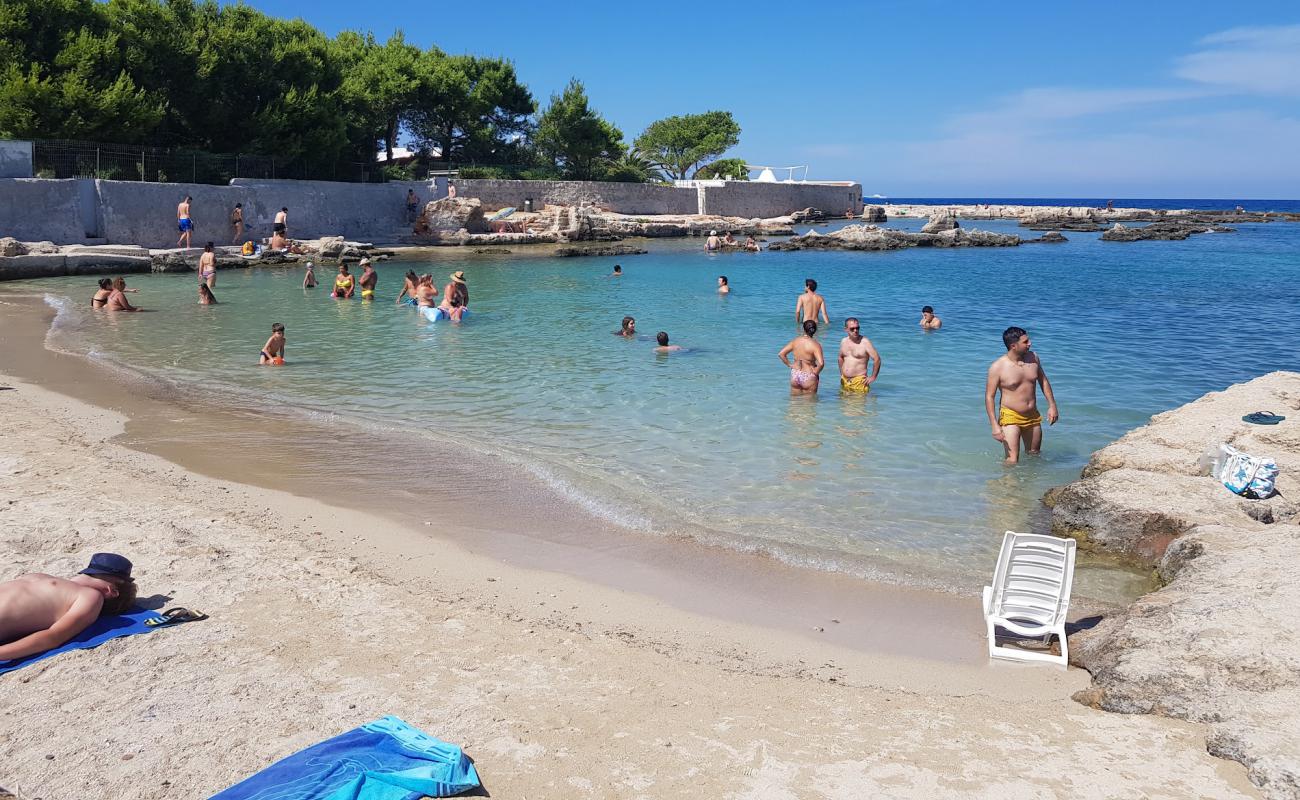 Foto de Porto Cavallo beach con arena brillante superficie