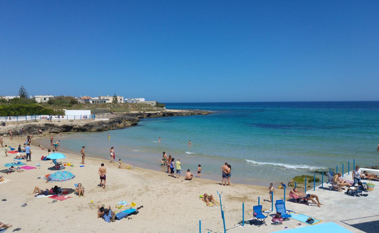 Foto de Lido Calarena con arena brillante superficie