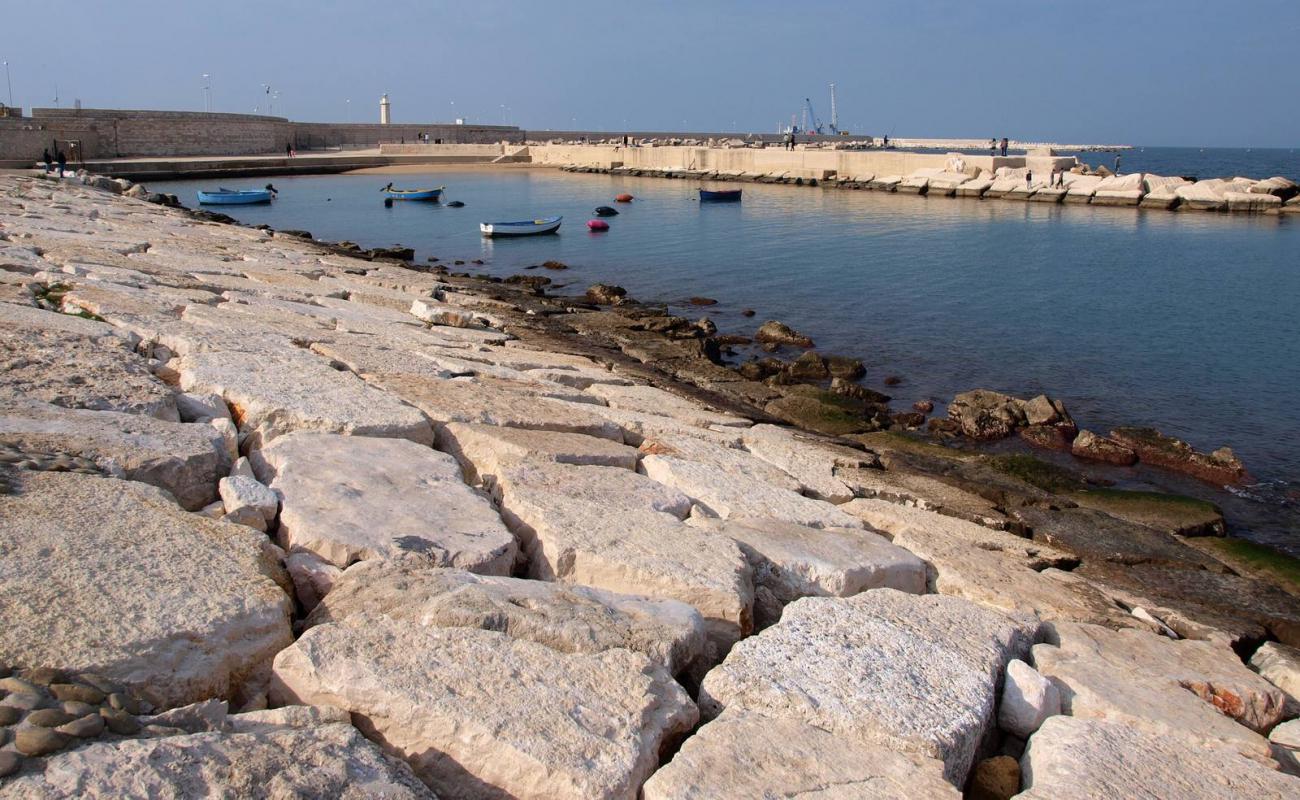 Foto de Il Molo beach con arena oscura superficie