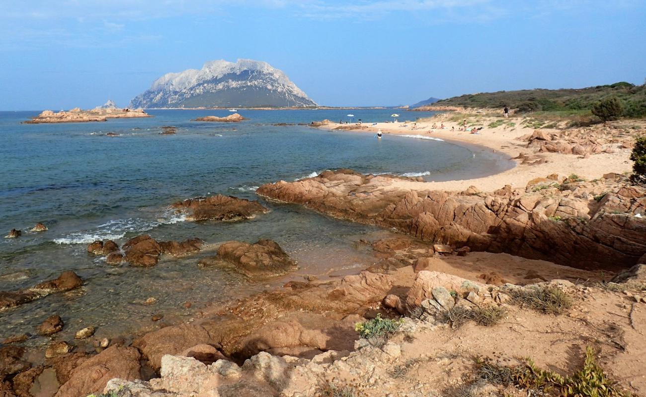 Foto de Punta Corallina beach con arena/guijarros negro superficie