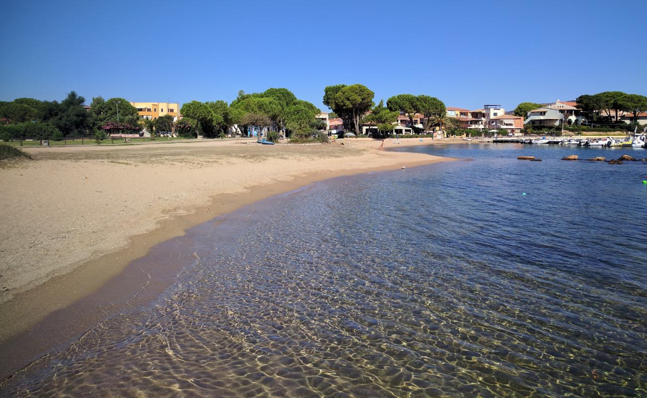 Foto de Porto San Paolo con arena oscura superficie